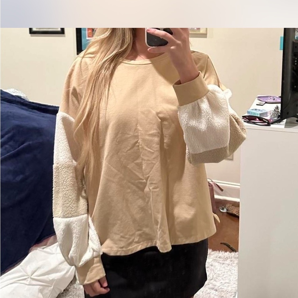 Veryj Cozy Color Block Sweatshirt with Sherpa Sleeves in Cream
